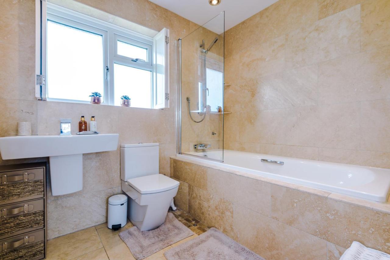 "Woodlands" By Greenstay Serviced Accommodation - Luxury 3 Bed Cottage In North Wales With Stunning Countryside Views & Parking - Close To Glan Clwyd Hospital - The Perfect Choice For Contractors, Business Travellers, Families And Groups Bodelwyddan Екстер'єр фото