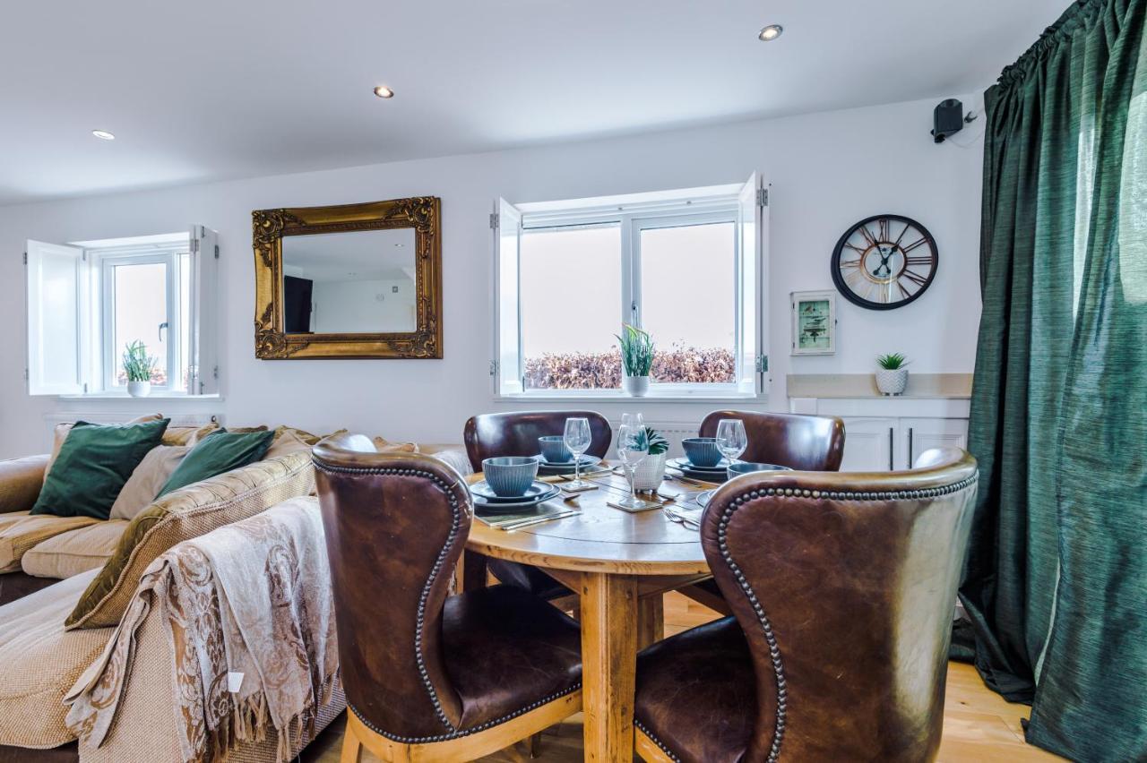 "Woodlands" By Greenstay Serviced Accommodation - Luxury 3 Bed Cottage In North Wales With Stunning Countryside Views & Parking - Close To Glan Clwyd Hospital - The Perfect Choice For Contractors, Business Travellers, Families And Groups Bodelwyddan Екстер'єр фото
