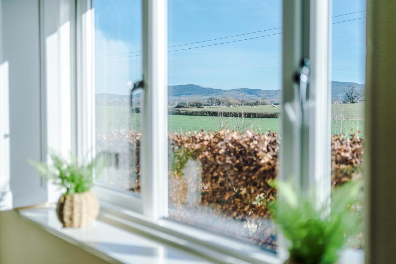 "Woodlands" By Greenstay Serviced Accommodation - Luxury 3 Bed Cottage In North Wales With Stunning Countryside Views & Parking - Close To Glan Clwyd Hospital - The Perfect Choice For Contractors, Business Travellers, Families And Groups Bodelwyddan Екстер'єр фото
