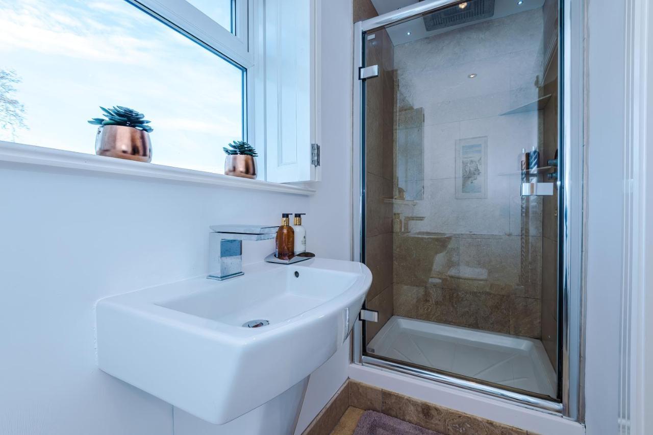 "Woodlands" By Greenstay Serviced Accommodation - Luxury 3 Bed Cottage In North Wales With Stunning Countryside Views & Parking - Close To Glan Clwyd Hospital - The Perfect Choice For Contractors, Business Travellers, Families And Groups Bodelwyddan Екстер'єр фото